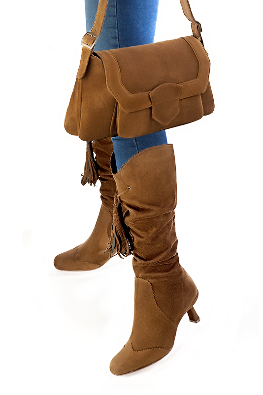 Caramel brown matching hnee-high boots, bag and . Worn view - Florence KOOIJMAN